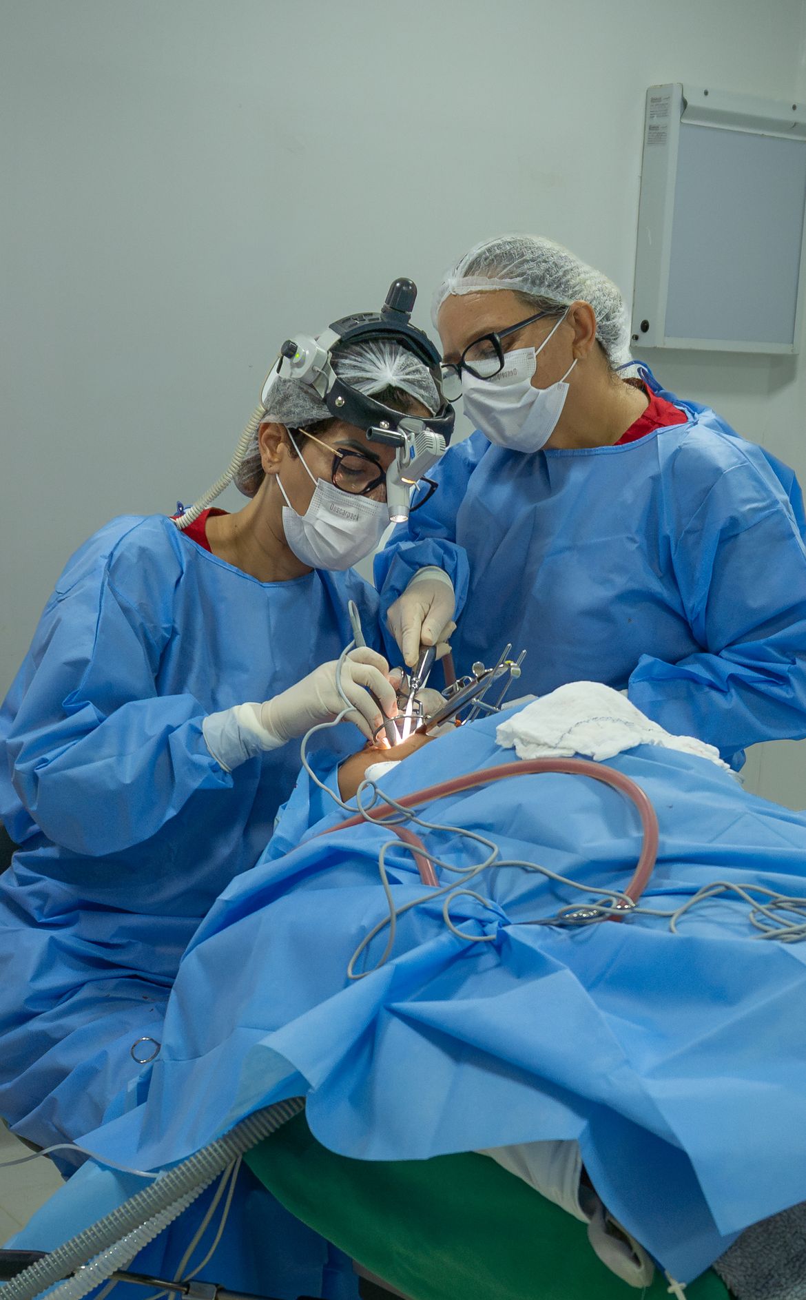 Dra. Manuella Martins e a equipe durante procedimento no centro cirúrgico