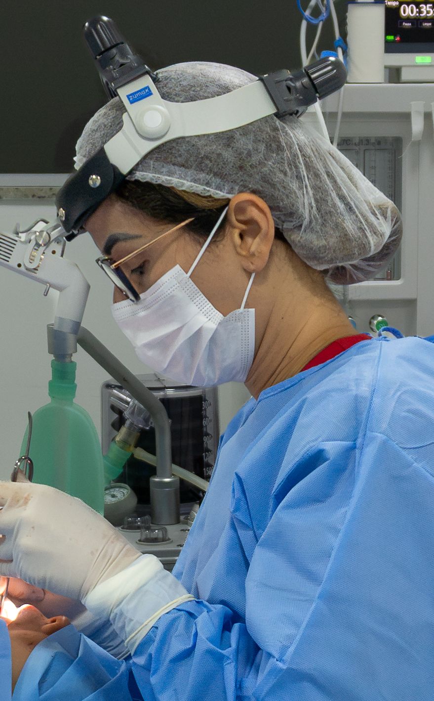 Dra. Manuella Martins, com fotóforo, em procedimento nasal no centro cirúrgico