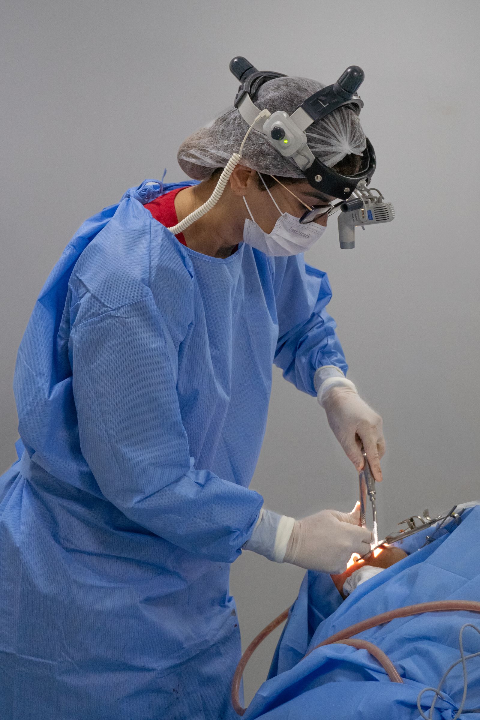 Dra. Manuella Martins durante cirurgia otorrinolaringológica no centro cirúrgico