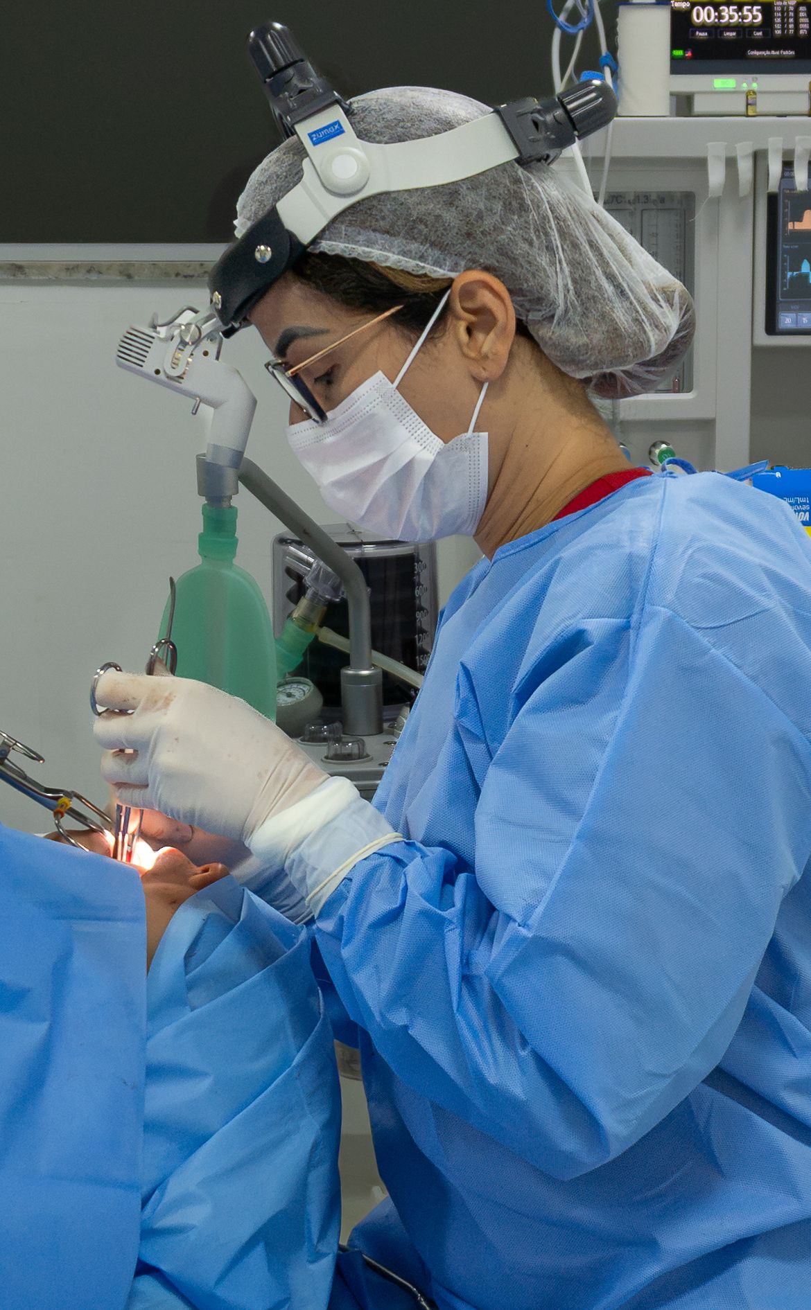 Dra. Manuella Martins em procedimento nasal, com fotóforo e instrumental cirúrgico